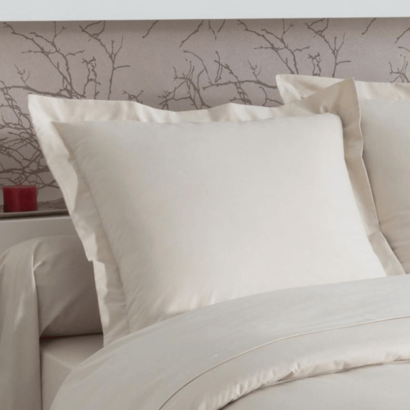Tissco fournisseur linge de lit hôtel qualité professionnelle taie d'oreiller forme volant piqué polycoton sable